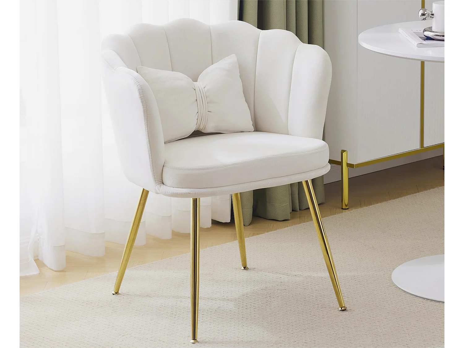 1 Fluwelen stoel – met bloemblaadjevormige rugleuning – Goud metalen poten – Beige
