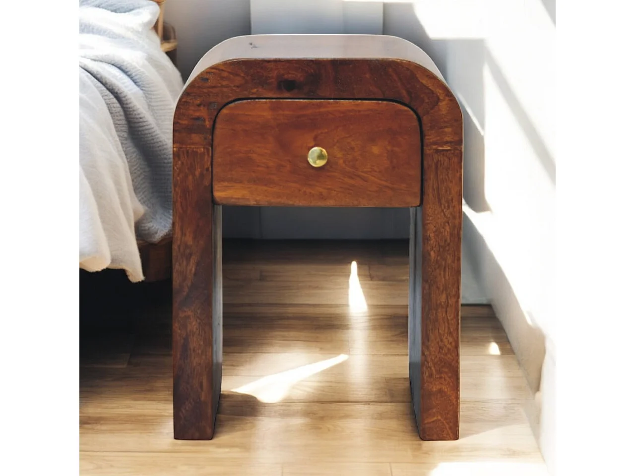 Artisan Furniture Mini Darcy nachtkastje van massief kastanjehout met gebogen randen