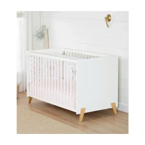 Babybedje 120 x 60 cm op witte houten poten Babybedje 120 x 60 cm op witte houten poten