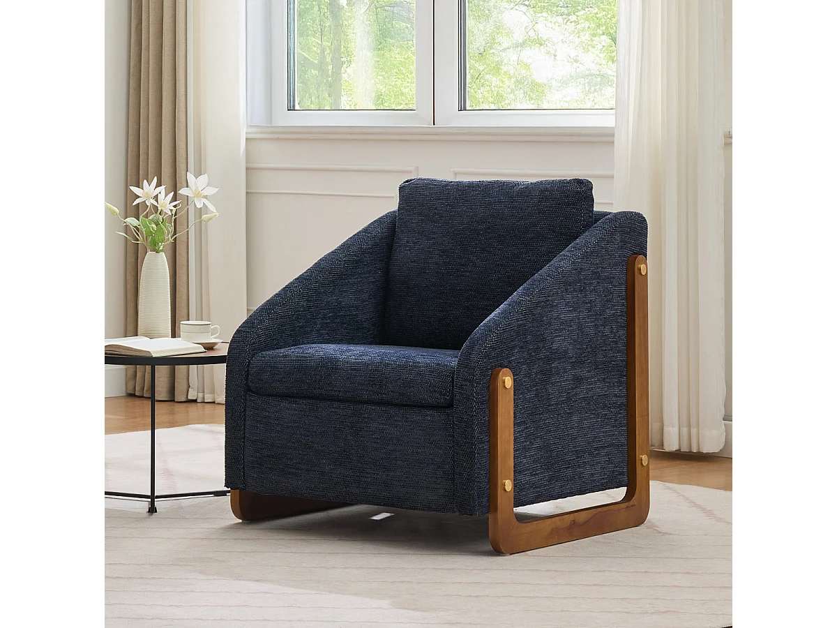 057 Fauteuil, blauwe chenille loungestoel met houten armleuningen, 73,5×73,5×73,5 cm
