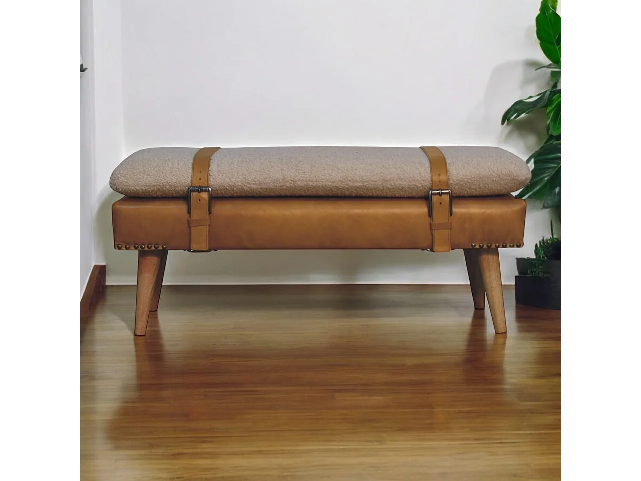 Artisan Furniture Bank van bouclé buffelleer in tan, massief hout, lichtbruin