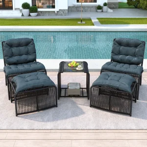 5-delige tuinset – met 1 tafel + 2 stoelen + 2 krukjes – gemaakt van ijzer en PE-rotan – inclusief kussens – grijs + zwart 5-delige tuinset – met 1 tafel + 2 stoelen + 2 krukjes – gemaakt van ijzer en PE-rotan – inclusief kussens – grijs + zwart