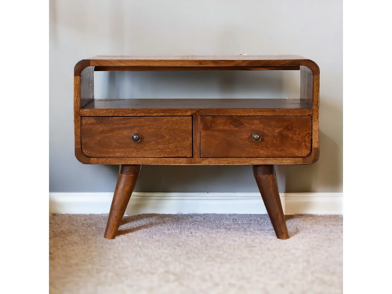 Mini gebogen tv-meubel van kastanjehout Artisan Furniture, 2 lades, 1 open plank, bruin