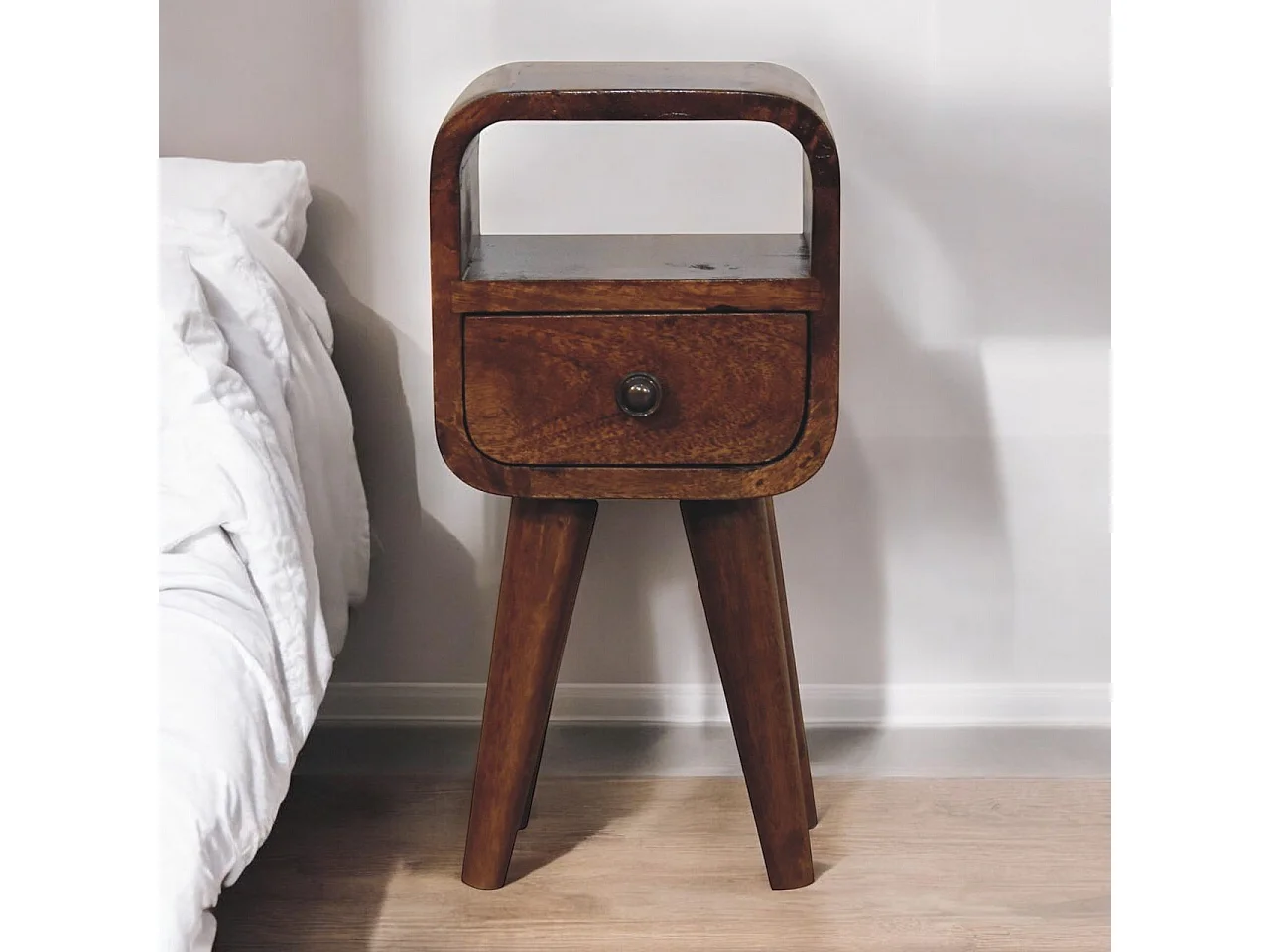 Artisan Furniture Extra mini gebogen nachtkastje met open vak van massief kastanjehout