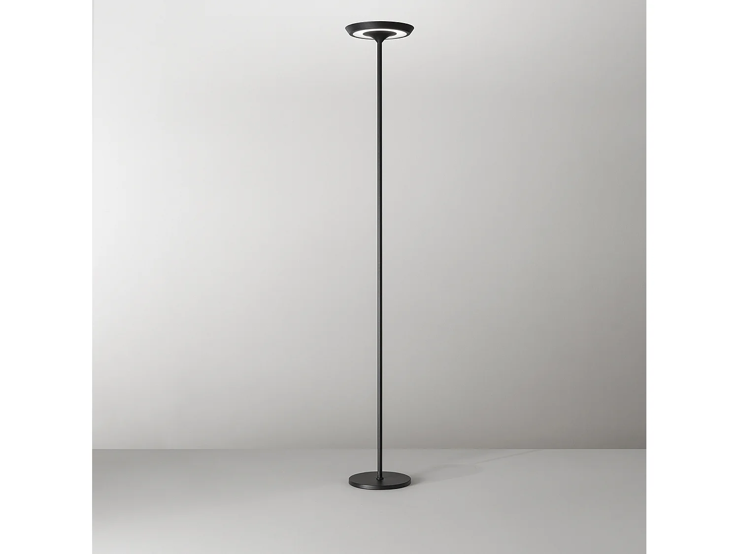 Balance - 25W LED metalen vloerlamp, 3000K, H.180 cm, 2376Lm, Aan/uit schakelaar en voetdimmer, Zwart - Perenz