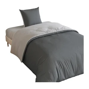 3-delige beddenset, bestaande uit 2 kussenslopen (80 x 80 cm), 1 hoeslaken (140 x 200 cm) en 1 dekbedovertrek (140 x 210 cm), donkergrijs en lichtgrijs, polyester. 3-delige beddenset, bestaande uit 2 kussenslopen (80 x 80 cm), 1 hoeslaken (140 x 200 cm) en 1 dekbedovertrek (140 x 210 cm), donkergrijs en lichtgrijs, polyester.