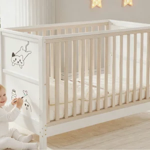 Babybed 120×60 cm met tekenbord – massief grenenhout – verstelbare lattenbodem – EN 716 gecertificeerd – naturel + wit Babybed 120×60 cm met tekenbord – massief grenenhout – verstelbare lattenbodem – EN 716 gecertificeerd – naturel + wit