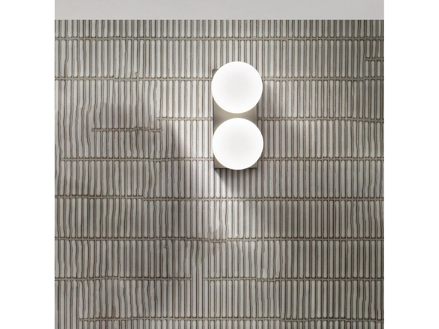 8378 Serie LED Plafondlamp in Titaniumgrijs Metaal, 2x8W 3000K, Modern Design met Satijn Geblazen Glazen Diffusers, IP40 - Perenz