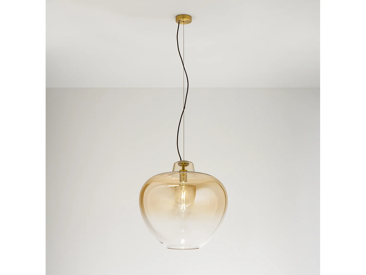10S46667 AM hanglamp van geblazen glas, modern design met een kap van gespiegeld amberkleurig glas en een frame van gepolijst messing, E27 – Perenz