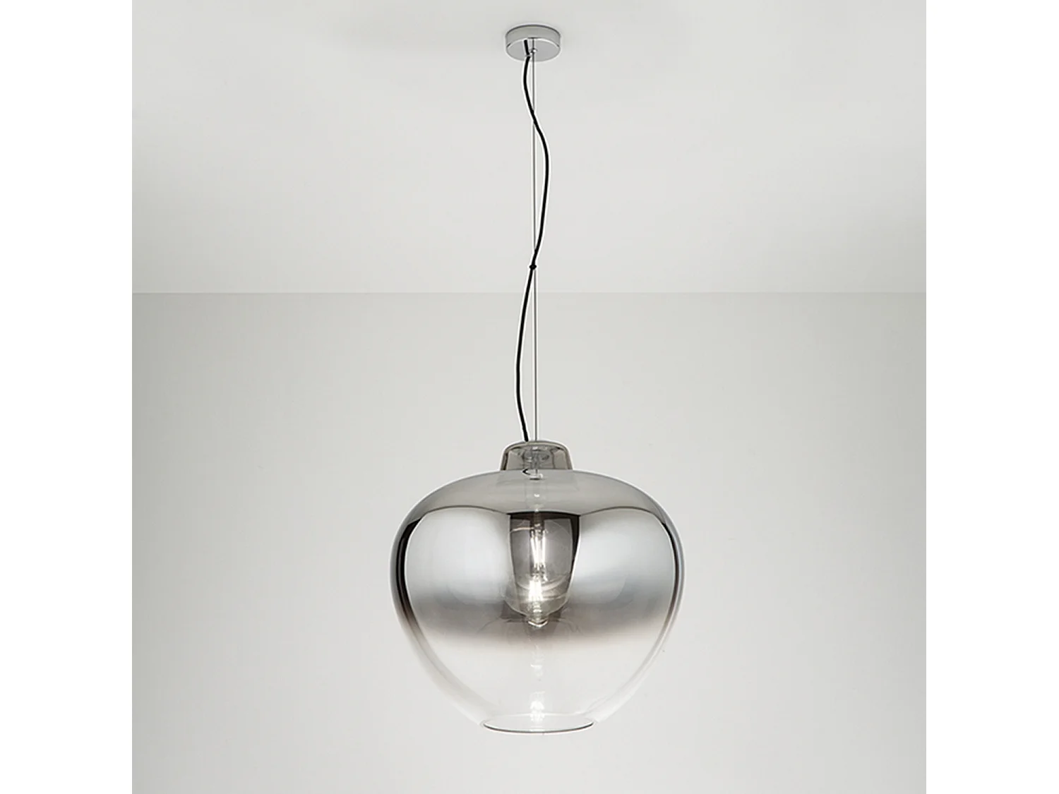 10S46667 SP hanglamp van geblazen glas, modern design met kap van spiegelend rookglas en gepolijst chromen metalen frame, E27 - Perenz